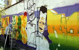 Kolorowe graffiti na szarych murach Wrzeszcza