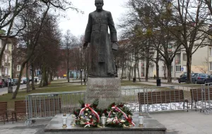 Pomnik ks. Jankowskiego wrócił na miejsce