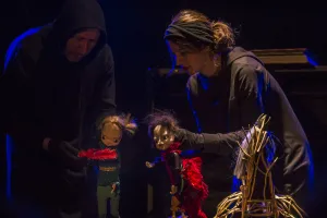 Lalkowy "Karmazynowy kogut" w odcieniach szarości. Po premierze w Teatrze Miniatura