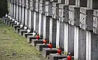 Kwiaty i znicze na grobach gdańskich Polaków