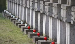 Kwiaty i znicze na grobach gdańskich Polaków