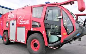Nowy wóz gaśniczy na lotnisku w Rębiechowie