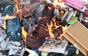 Księża i ministranci spalili na stosie książki fantasy