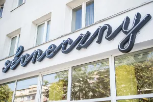 Uczą przedsiębiorców i zarządców budynków, jak powinny wyglądać szyldy