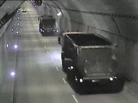 Ciężarówki rozsypują węgiel w tunelu pod Martwą Wisłą