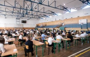Ósmoklasiści piszą swój pierwszy egzamin. Nauczyciele strajkują
