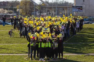 Uczniowie zorganizowali "wykrzyknik poparcia" dla nauczycieli