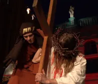 Jezus skazany pod Złotą Bramą. Spektakl na Głównym Mieście