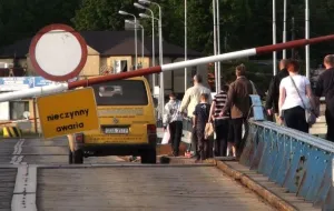 Most pontonowy po naprawie przejezdny, ale nie dla ciężarówek