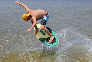 Wodna deskorolka, czyli skimboarding