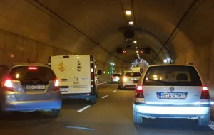 Poranny paraliż na drogach po wypadku w tunelu