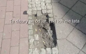 Dziury w chodniku z kostki w centrum Gdańska