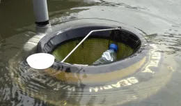 Pływająca śmieciarka w gdańskiej marinie