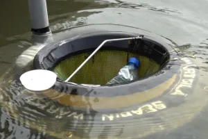 Pływająca śmieciarka w gdańskiej marinie
