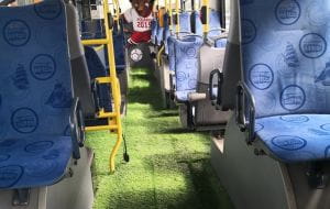 Murawa w trolejbusie z okazji piłkarskich mistrzostw