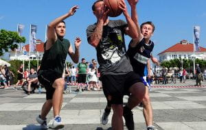 Turniej koszykówki ulicznej na Placu Przyjaciół w Sopocie