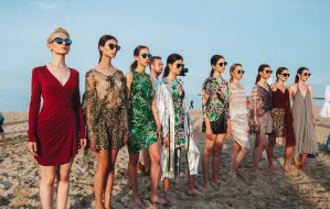 Pokaz mody na plaży: Marka Wspiera Markę