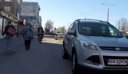 Gdynia: słupki ochronią pieszych na chodniku