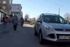 Gdynia: słupki ochronią pieszych na chodniku