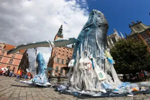Sześciometrowa rzeźba wieloryba przy fontannie Neptuna