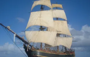 Baltic Sail i żaglowiec z "Piratów z Karaibów" w Gdańsku