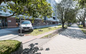 Nietypowy chodnik dla aut w Gdańsku. Rura zdecydowała o zabudowie