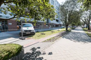 Nietypowy chodnik dla aut w Gdańsku. Rura zdecydowała o zabudowie