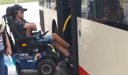 Pasażer na wózku opisuje incydent w autobusie