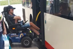 Pasażer na wózku opisuje incydent w autobusie