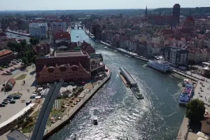 Kładka na Wyspę Spichrzów przypłynęła do Gdańska