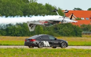 BMW M5 kontra samolot. Widowiskowy wyścig na gdyńskim lotnisku