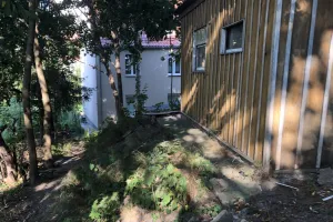 Rower Mevo w szopie zamkniętej na kłódkę