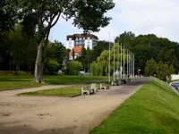 15-metrowy napis "Arka Gdynia" stanie na skwerze w Gdyni