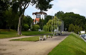15-metrowy napis "Arka Gdynia" stanie na skwerze w Gdyni