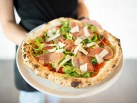 Różne wcielenia pizzy. Gdzie zjemy rzymską, gdzie nowojorską?