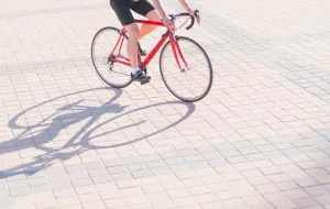 Jazda rowerem po chodniku - kiedy można?