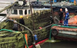 Wyciągnięto zatopiony jacht, który od lat zalegał w gdańskiej marinie