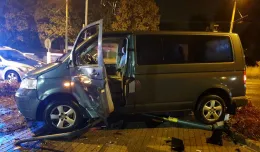 Pijany kierowca staranował światła, znak i barierkę, uderzył też w inne auto