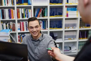 Anulują karę z biblioteki za wsparcie schroniska