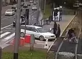 Przejechał autem przez przejście i celowo potrącił rowerzystę