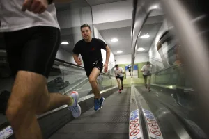 Aktywny weekend: bieganie po schodach, piesze wędrówki i sztuki walki