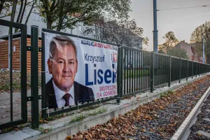 Wybory się skończyły, ale część plakatów wyborczych jeszcze wisi