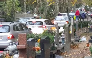Cmentarze w Gdańsku zastawione autami