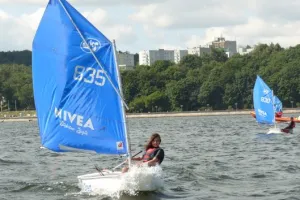 Aktywny weekend: gimnastyka, żeglarstwo dla dzieci i plażowe gry zespołowe