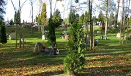 Głaz zamiast nagrobka na cmentarzu w Kosakowie