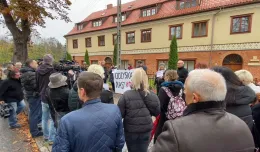 Manifestacja wiernych pod kurią w Oliwie