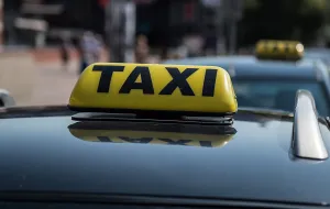 Taksówkarz chce zwrócić pieniądze pokrzywdzonej