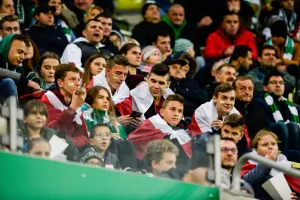 Lechia Gdańsk. Piotr Stokowiec w szpitalu. Kibice mają zaśpiewać hymn na rekord