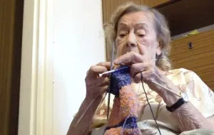 95-letnia sopocianka robi na drutach skarpetki dla potrzebujących