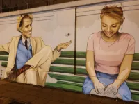 Mural z randkowiczami ozdobił mur kolejowy we Wrzeszczu